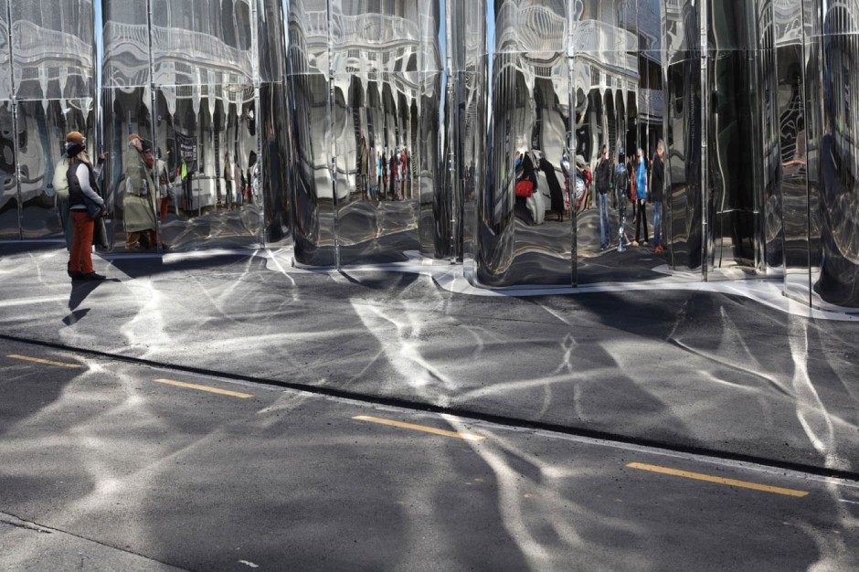 The reflection effect of the façade lightens up and warms the shady forecourt | Patterson Associates | Photo ©Patrick Reynolds