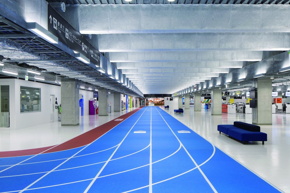 使用橡膠地板作指引路線，成田機場3號客運大樓，照片：長谷川健太（Kenta Hasegawa）