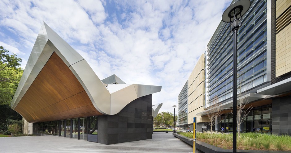 The pavilion building next to the CPC accommodates a café and grants access to an underground 360-seat auditorium | Photo: ©Patrick Reynolds