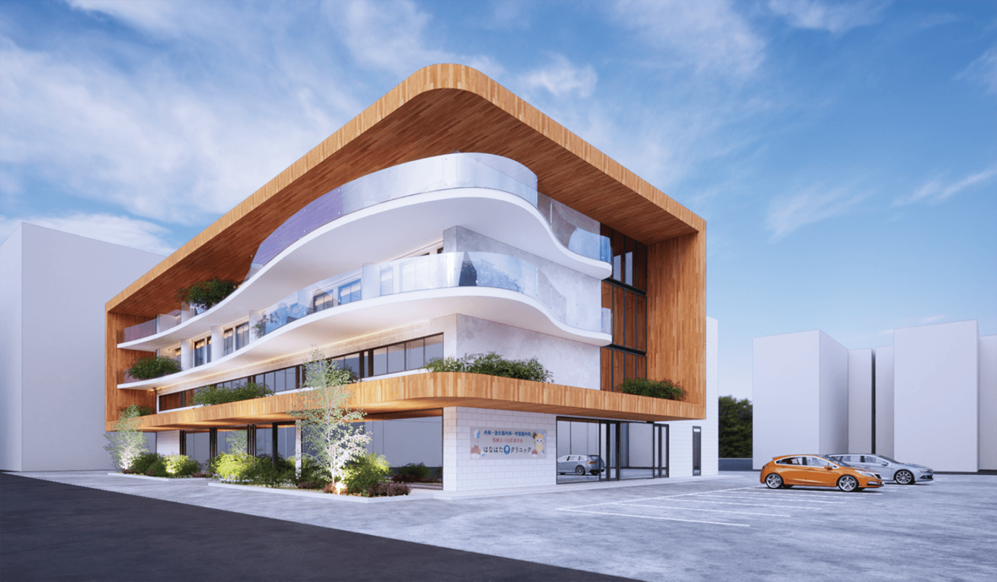 曲線の白いバルコニー、木製のアクセント、大きなガラス窓、バルコニーの植物が特徴的なモダンな3階建てのビル。青空の下、建物脇の駐車場には数台の車が停まっている。.