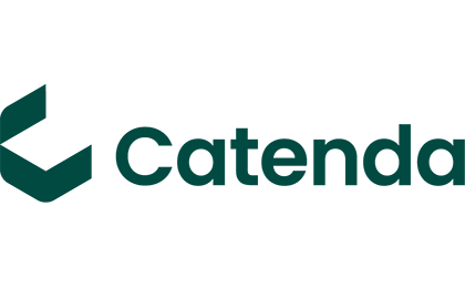 グリーンの幾何学的なCatendaのロゴマーク。左側にはスタイライズされたCの形、そして薄いグレーの背景に濃いグリーンの太字でCatendaの文字。.
