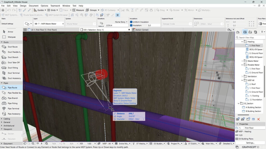 Eine BIM-Softwareoberfläche zeigt ein 3D-Modell mit grünen, roten und violetten Rohren, die sich kreuzen. Ein Messwerkzeug ist aktiv und zeigt die Abstandsdaten zwischen den Rohren an. Technische Zeichnungen sind an der Wand sichtbar.