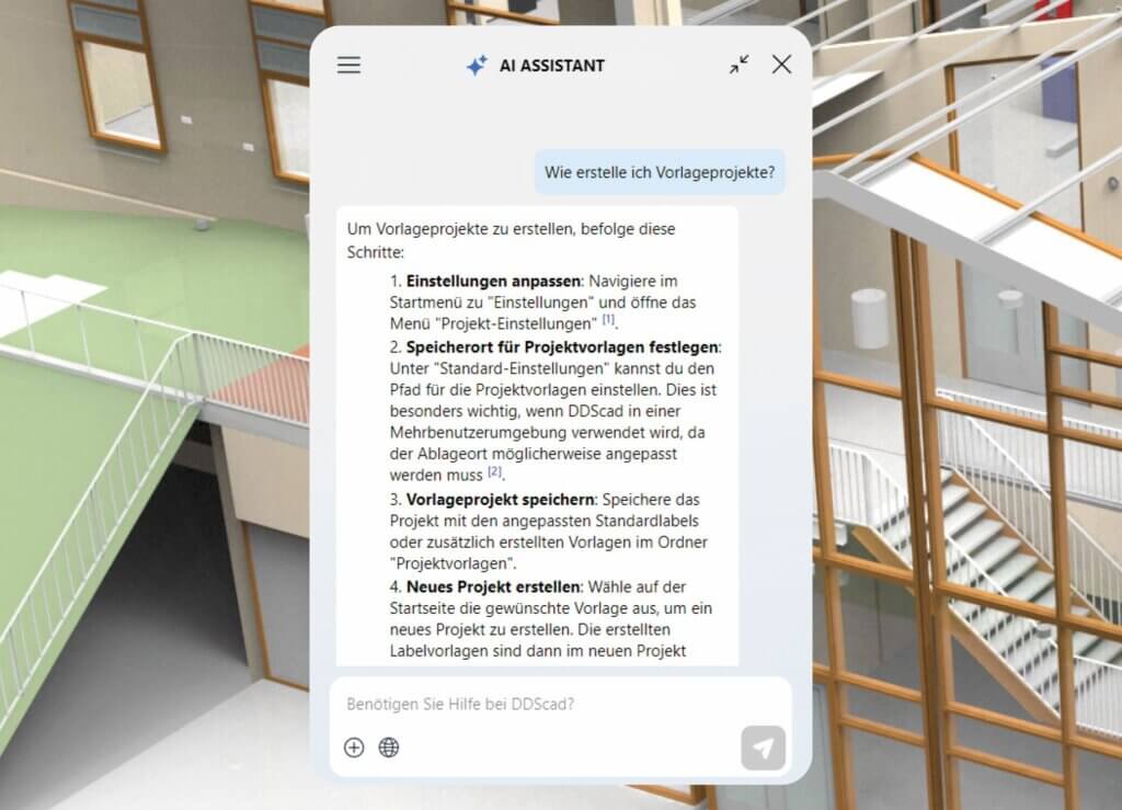 Auf einem Computerbildschirm ist ein Chat-Fenster mit Anweisungen zur Erstellung von Vorlagenprojekten in deutscher Sprache geöffnet. Der Hintergrund zeigt ein mehrstöckiges modernes Gebäude mit Geländern, Treppen und großen Fenstern.